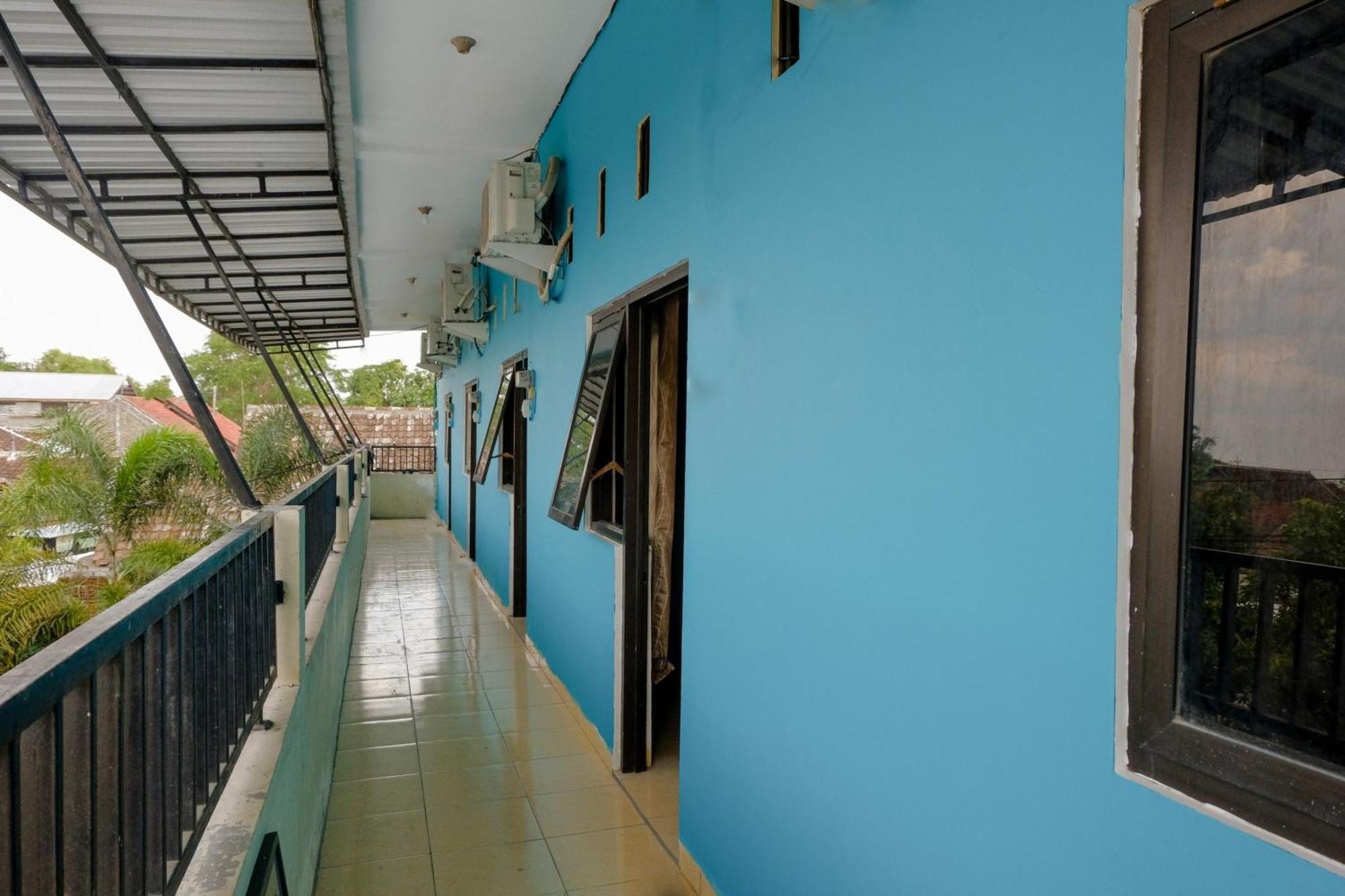Oyo 1784 Hj. Aniek Residence Madiun Exterior photo